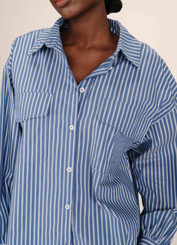 Camisa oversize SORBET BLUE de Grace & Mila | Rayas, cuello camisero y movimiento