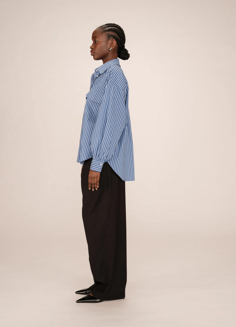 Camisa oversize SORBET BLUE de Grace & Mila | Rayas, cuello camisero y movimiento