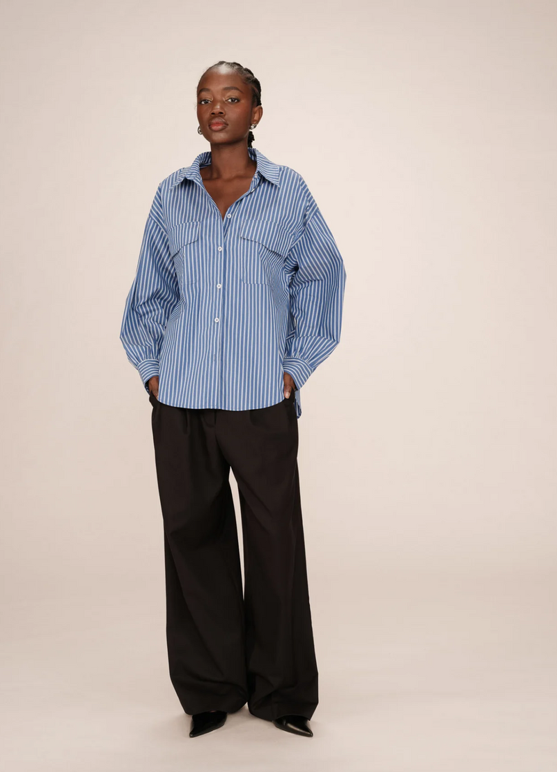 Camisa oversize SORBET BLUE de Grace & Mila | Rayas, cuello camisero y movimiento