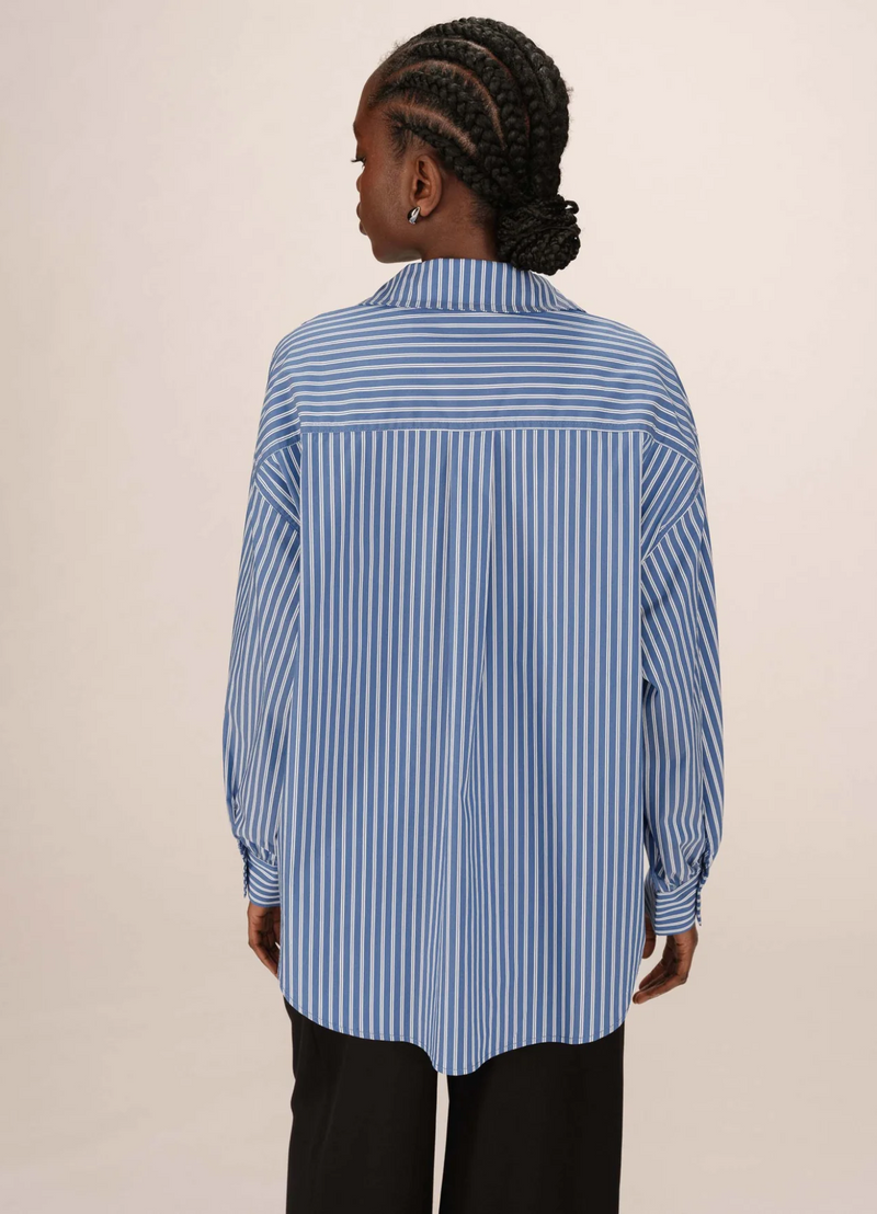 Camisa oversize SORBET BLUE de Grace & Mila | Rayas, cuello camisero y movimiento