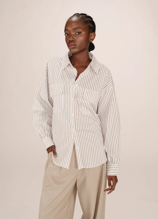 Camisa oversize SORBET GREIGE de Grace & Mila | Rayas, cuello camisero y movimiento