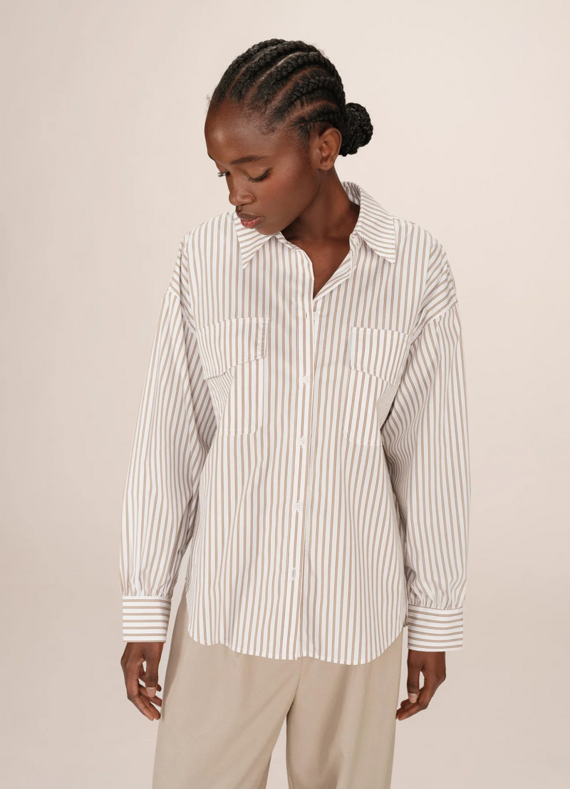 Camisa oversize SORBET GREIGE de Grace & Mila | Rayas, cuello camisero y movimiento