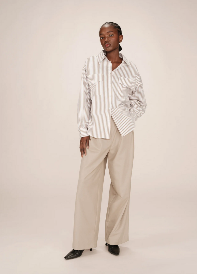 Camisa oversize SORBET GREIGE de Grace & Mila | Rayas, cuello camisero y movimiento