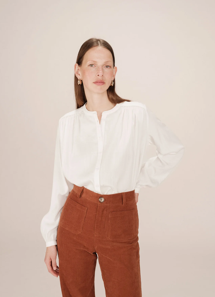 Blusa Savannah Blanca · Grace & Mila — viscosa fluida frunces manga larga