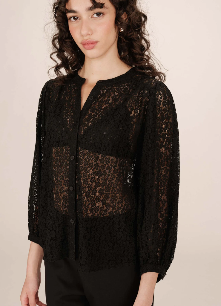 Blusa Sophia Negra · Grace & Mila — encaje floral manga larga con frunces