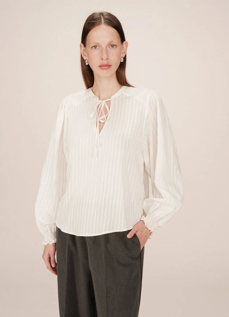 Blusa Serinda Cruda · Grace & Mila — viscosa fluida con lazada y smocking