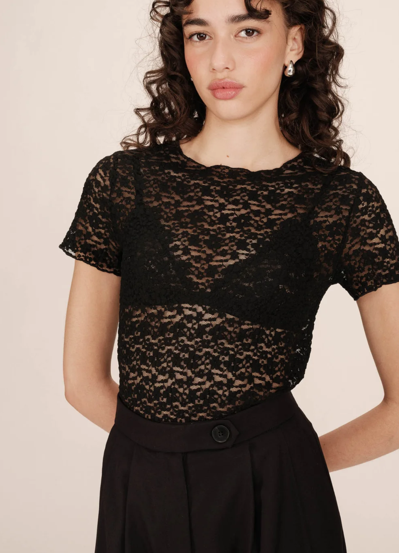 Camiseta de encaje transparente color noir Swift