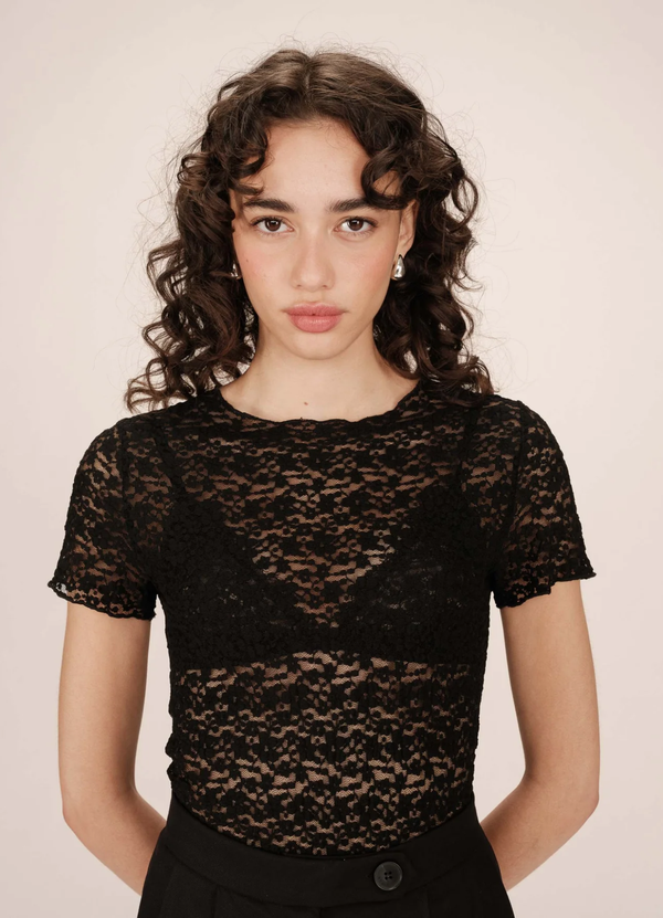 Camiseta de encaje transparente color noir Swift