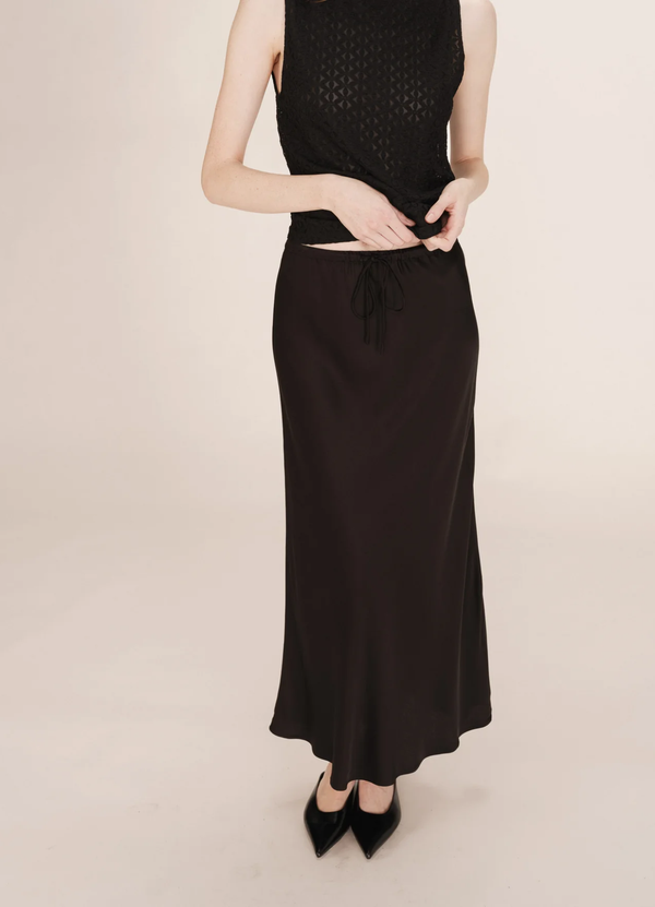 Falda larga de satén negro Talmas