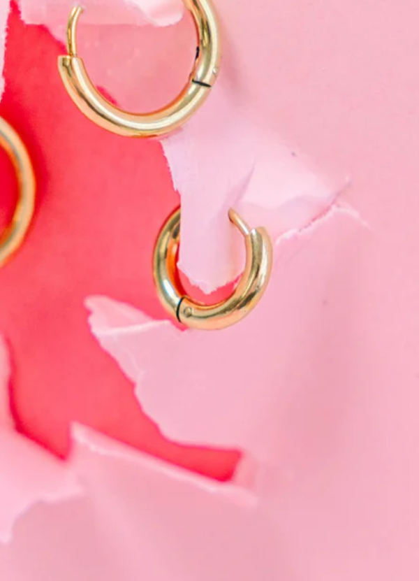 ARGOLLA HIPOALERGENICA CON BAÑO DE ORO HUGGIES 10MM