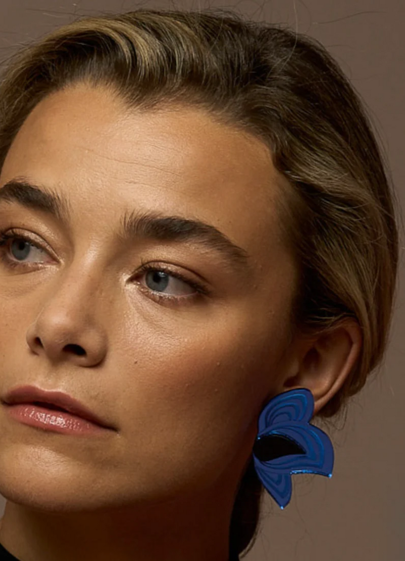 OJOS AZUL Y NEGRO