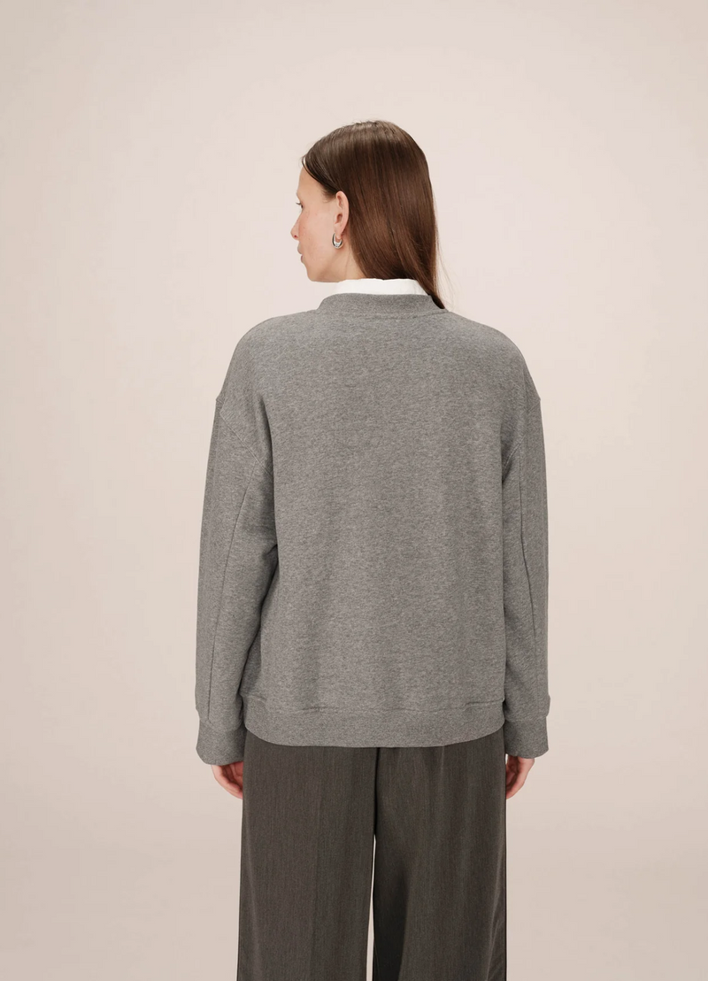 SWEATSHIRT SHARLY GRIS CON MENSAJE LOVE BORDADO