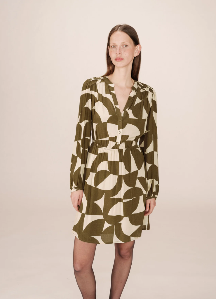 Vestido Selia Olive · Grace & Mila — corto estampado geométrico en viscosa