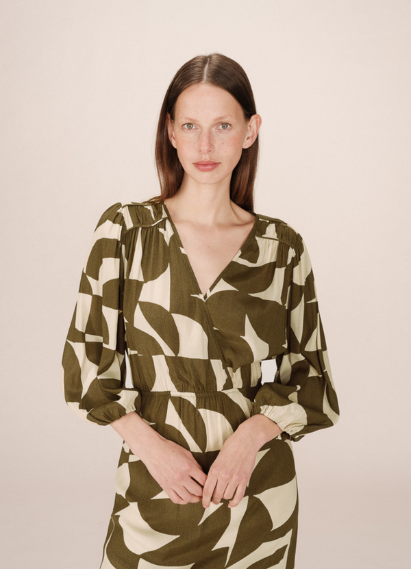 Vestido SHELLY largo con estampado geométrico OLIVE